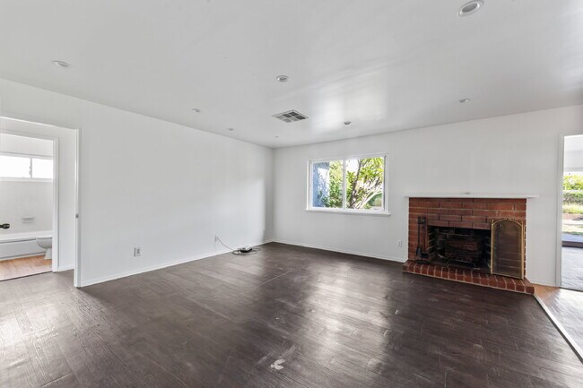 Building Photo - "Charming 3-Bedroom Sylmar Home with Cozy ...