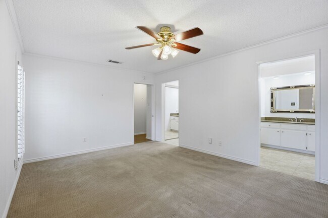 Building Photo - Amazing in Arlington