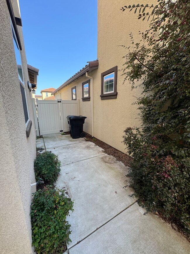 Building Photo - 3 Bed / 2.5 Bath Solar Home with Patio – Roseville – Available Now SEE VIDEO