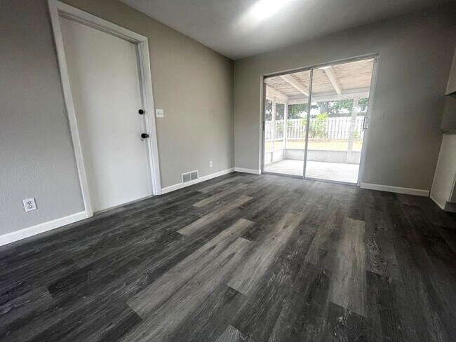 Building Photo - Charming 3-Bedroom Home with Spacious Layout & Attached Garage in the Heart of Daytona Beach
