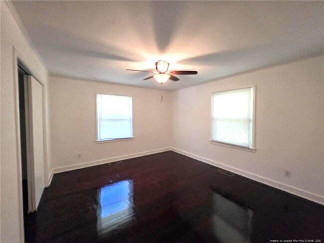 Building Photo - 216 Country Club Dr