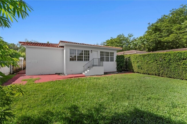 Building Photo - 1307 Valencia Ave