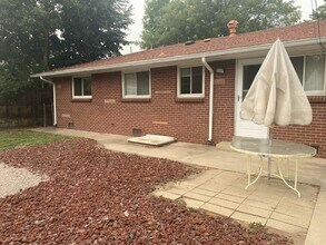 Building Photo - Remodeled Two Bedroom One Bathroom with Ya...