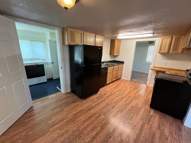 Building Photo - 2 Bed /1 Bath Home with Large Backyard and Great Location