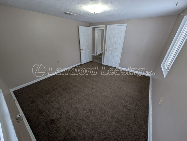 Building Photo - Charming Ranch with Fireplace, 2 Garages & Large Yard