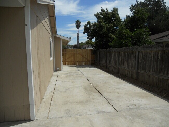 Building Photo - 3 BED W RV/BOAT PARKING
