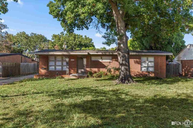Primary Photo - 2418 Hampstead Ln