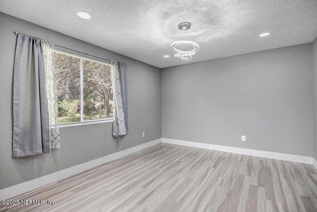 Building Photo - 1215 Bluehill Dr N