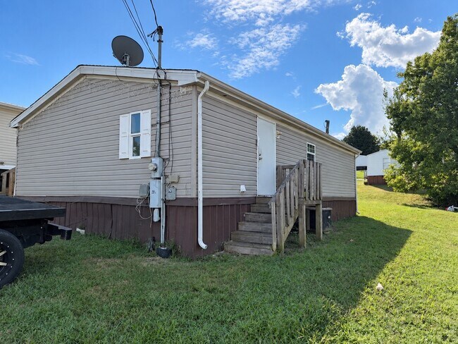 Building Photo - 3 Bed/2 Bath - Unit 204 Gaither