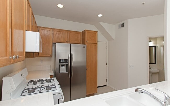 Building Photo - Spacious Home within the Legends Community...
