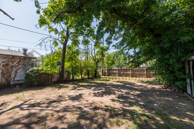 Building Photo - 617 N Clara St