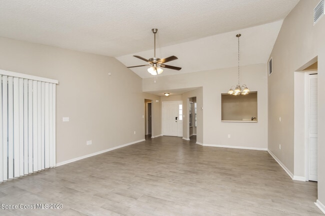 Building Photo - 865 Pine Wood Ave