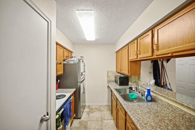 Building Photo - 2120 El Paseo St