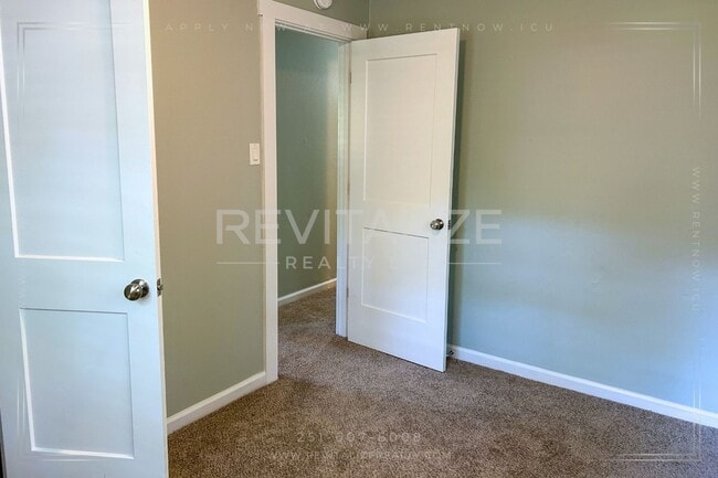 Building Photo - Fully Remodeled 3-Bed Home with Spacious Y...