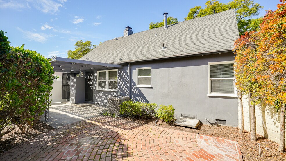 Building Photo - 3936 S Victoria Ave