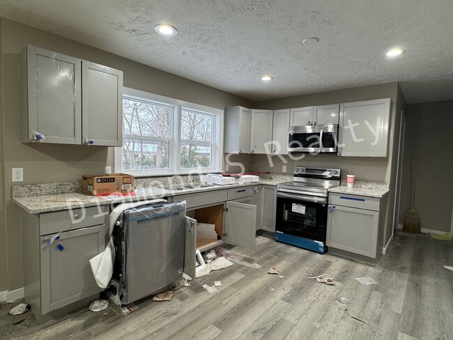 Building Photo - Large 4 bedroom - Completely Remodeled