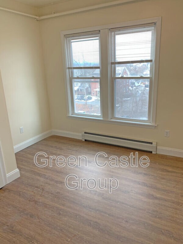Building Photo - 323 Pearl St
