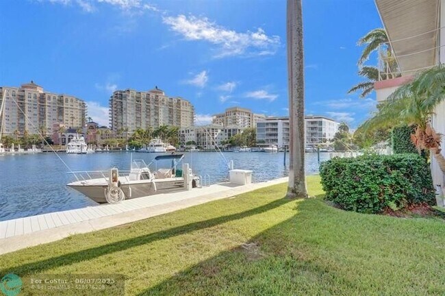 Building Photo - 2760 Yacht Club Blvd
