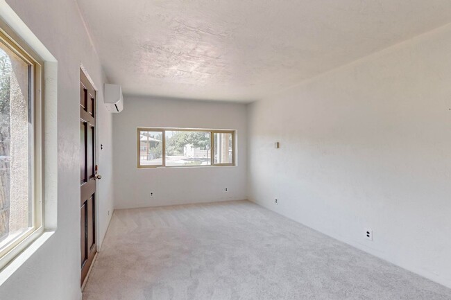 Building Photo - Ridgecrest 4 Bedroom 2 1/2 bath Executive ...