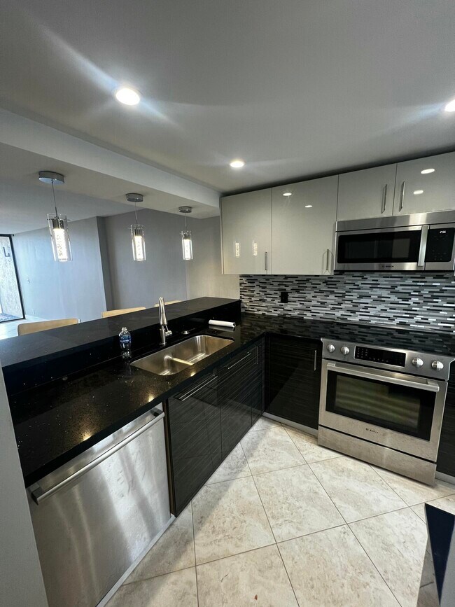 Building Photo - 17 Royal Palm Way