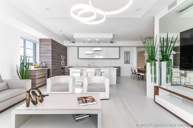 Building Photo - 155 E Boca Raton Rd