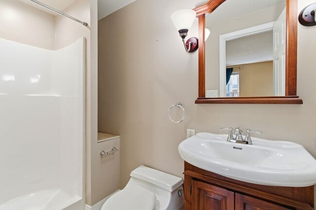 Building Photo - Charming 3 Bedroom/4 Bathroom Detached Home Located In The South Side Flats.  Available Immediately.