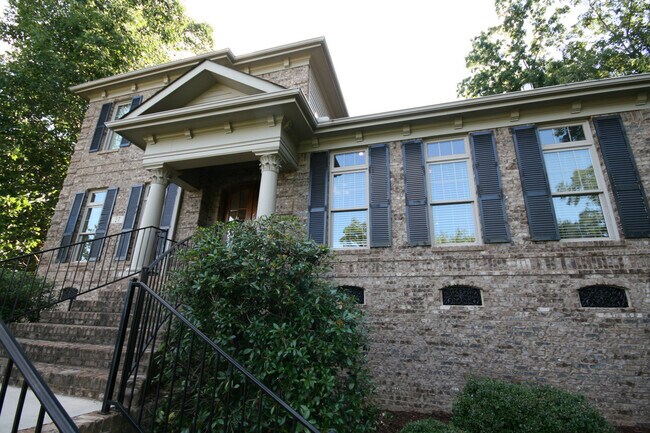 Building Photo - 27 Carriage Hill