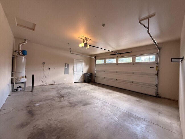 Building Photo - 2626 NE Hawthorne Cir