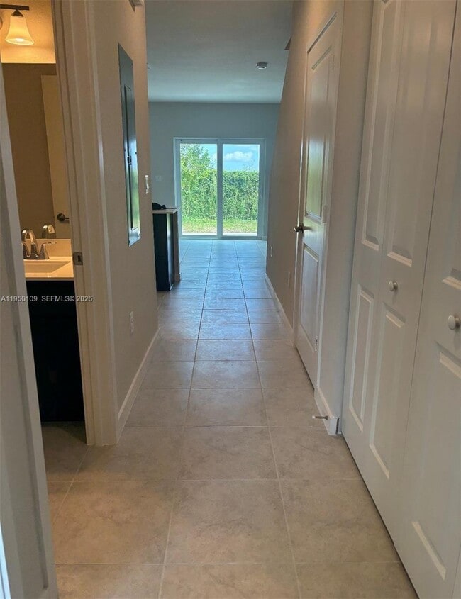 Building Photo - 1022 W Davis Pkwy