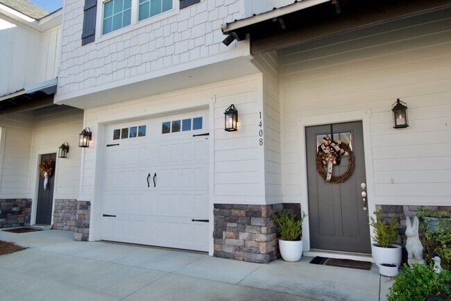 Building Photo - 3 Bed 3.5 Bath Luxury Townhome in Convenient Location!