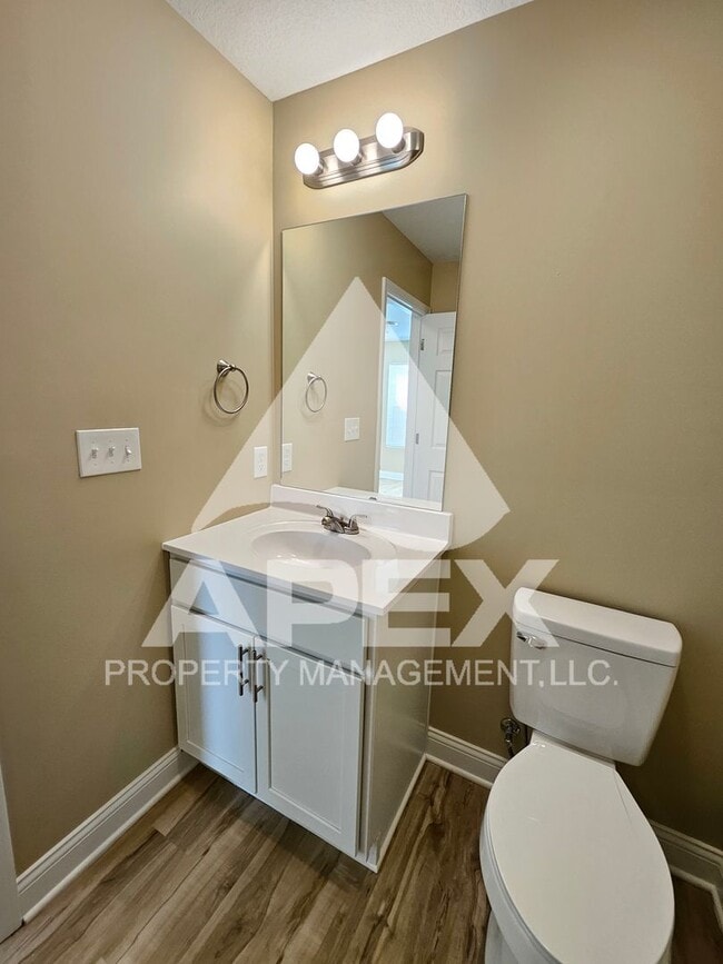 Building Photo - AVALON TOWNHOMES – LIKE NEW - 2 Bd/2.5 Ba Townhome off Topside Road with convenient access to Mar...