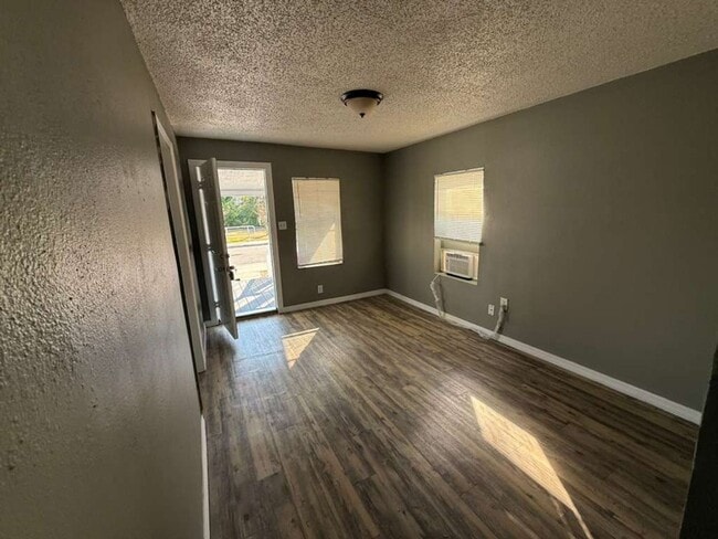 Building Photo - Cozy Plant City Bungalow