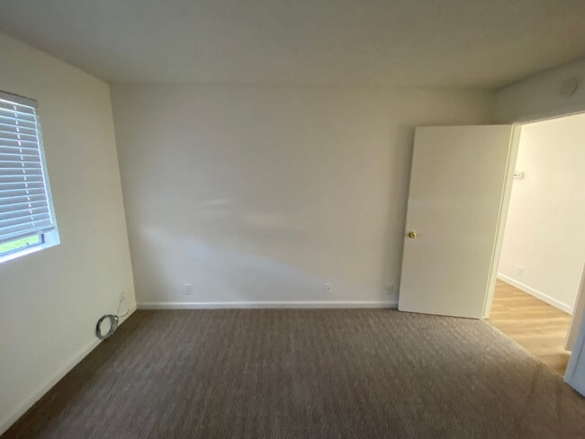 Building Photo - La Tierra Garden Apartment (29)