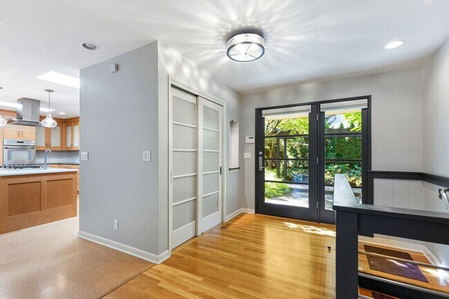 Building Photo - 2640 SW Vista Dr