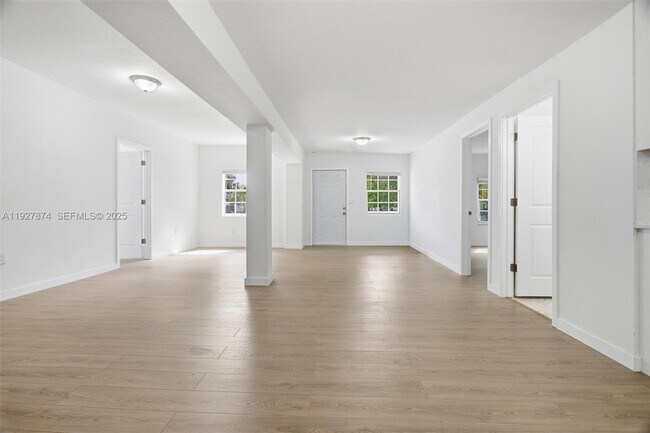 Building Photo - 465 NE 165th St