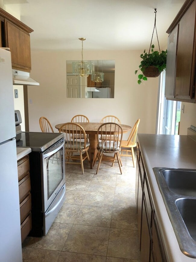 Building Photo - 3 Bed, 2 Bath Home with 2 Bonus Basement Rooms – Prime Location Near CSU | Available June 10th!