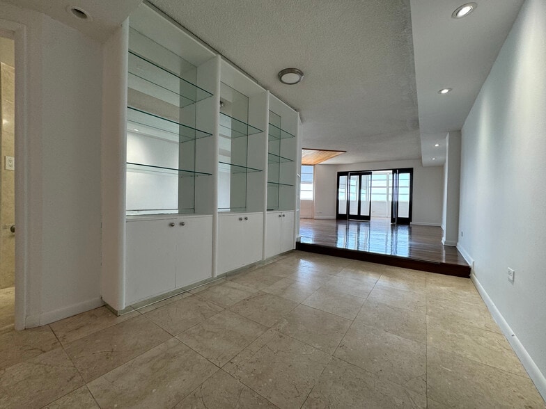 Building Photo - 905 Brickell Bay Dr