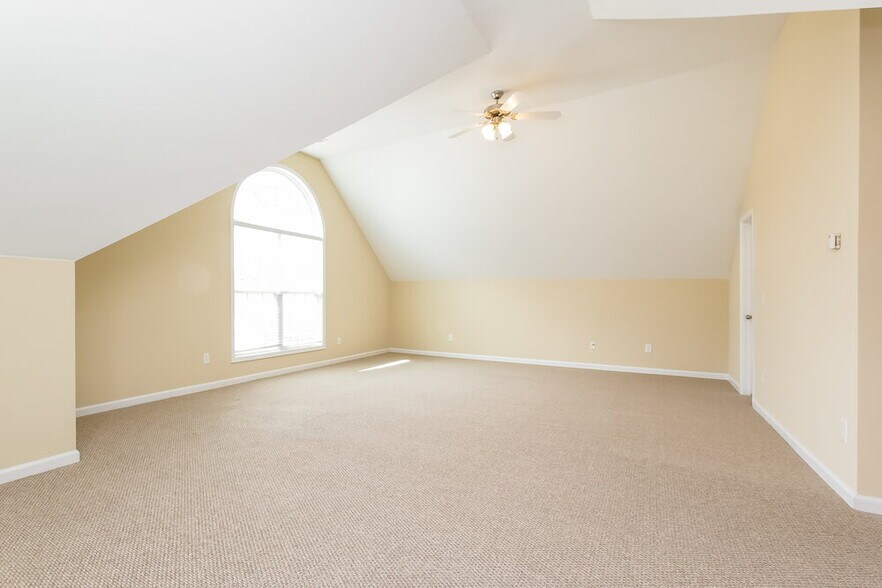 Building Photo - 4050 Grandover Dr NE