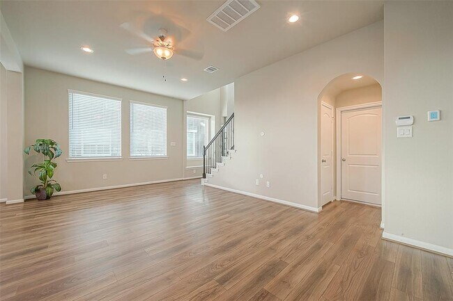 Building Photo - 8700 Laurel Crest Dr