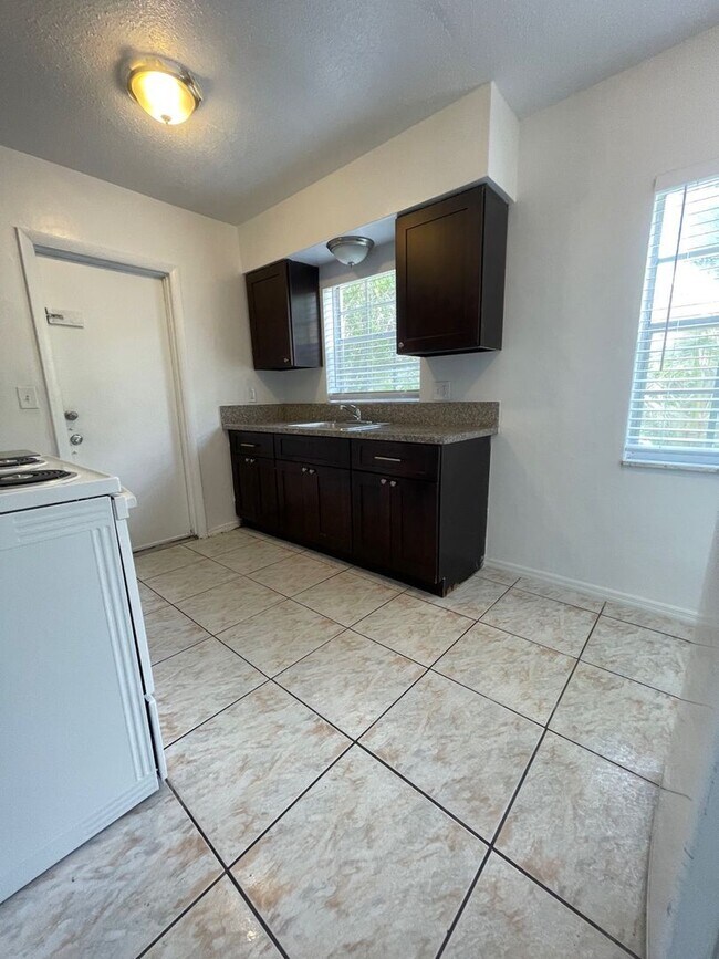 Building Photo - 208 NW 43rd Ct