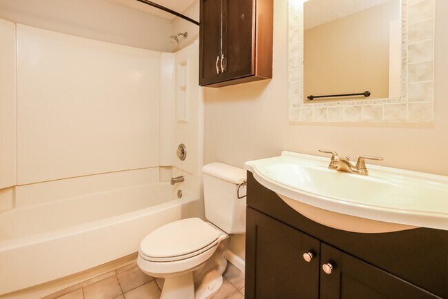 Building Photo - Adorable 3 Bedroom Home