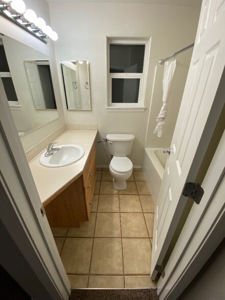 Building Photo - 1480 Del Rio