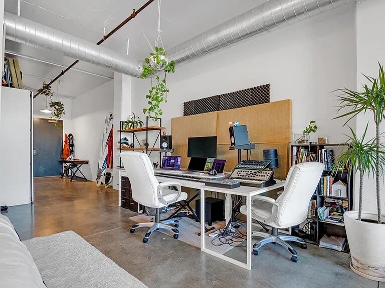 Building Photo - 510 S Hewitt St