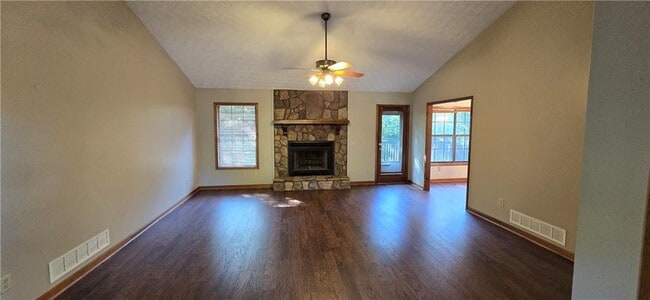 Building Photo - 303 Cacique Ct