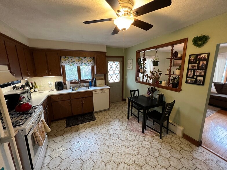 Building Photo - 211 Holland St