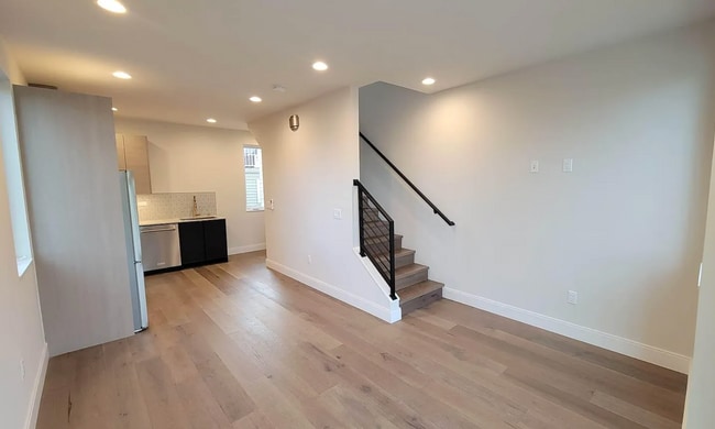 Building Photo - Newer end unit 2 bed 2 bath townhome w/ amazing views