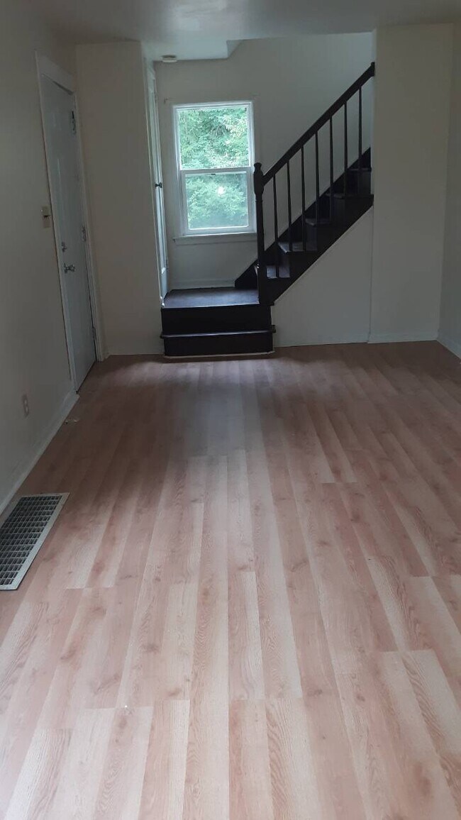 Building Photo - 455 Oak Ave