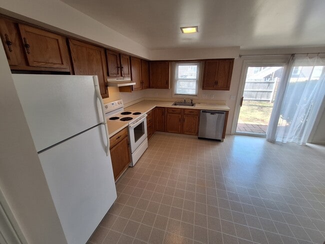 Building Photo - 19 Robinson St