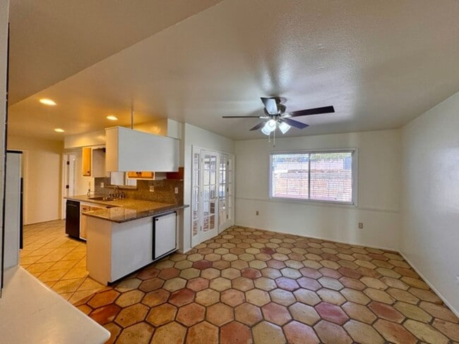 Building Photo - 55+ 2 bedroom 2 bathroom Sun City home for LEASE!