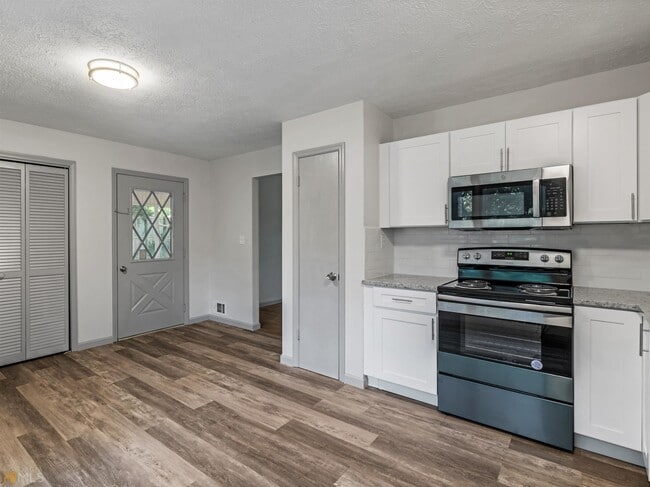 Building Photo - 1999 Hampton Locust Grove Rd